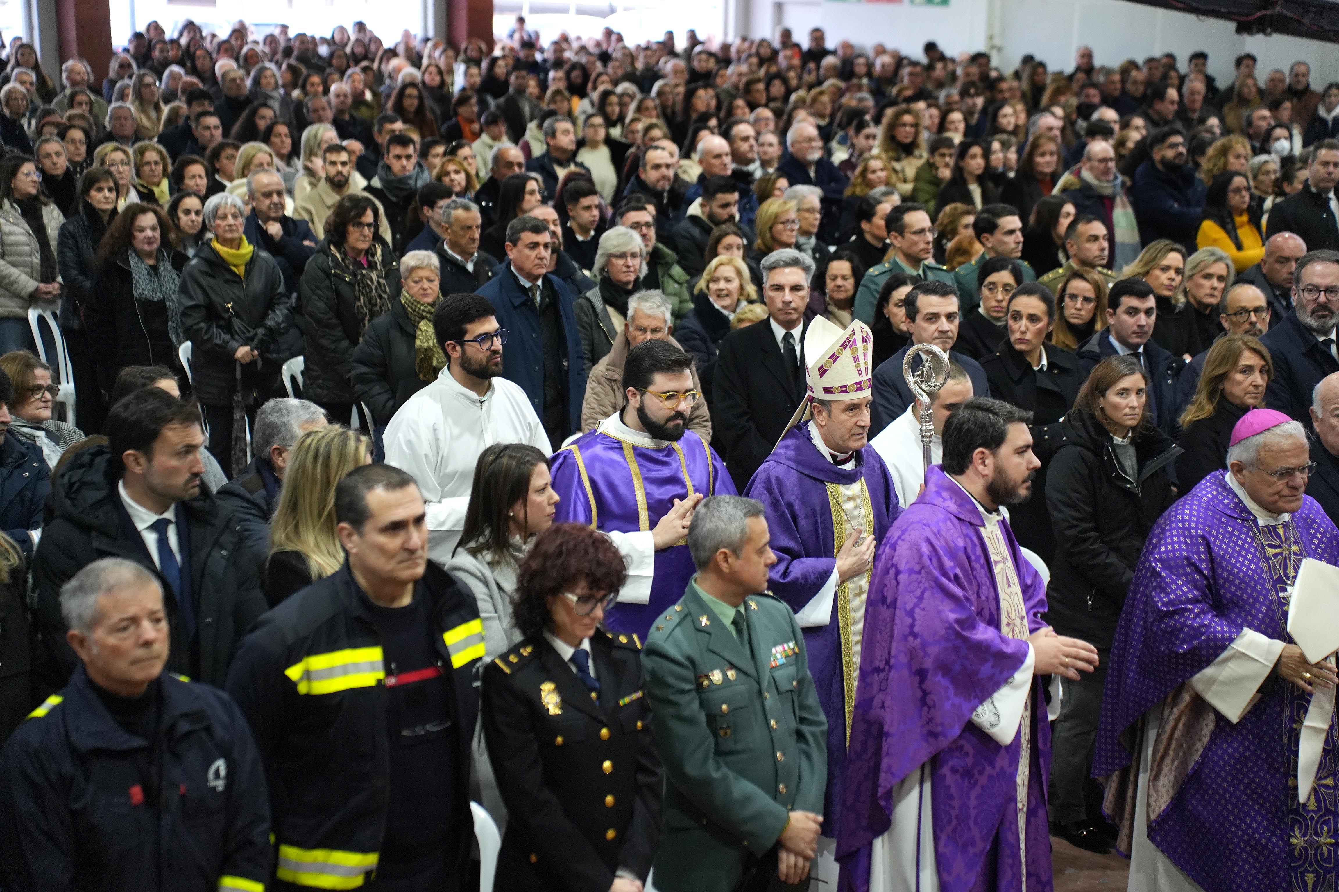 El obispo de Córdoba Jesús Fernández González oficia una misa por las víctimas del accidente ferroviario en la caseta municipal de Adamuz.