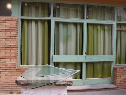 Ventanas del centro de menores de Torredembarra, destrozadas tras el ataque de este jueves por la noche.