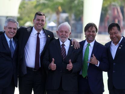 Alberto Fernández, Santiago Peña, Luiz Inácio Lula da Silva, Luis Lacalle Pou y Luis Arce, durante la foto oficial del Mercosur en Río de Janeiro.