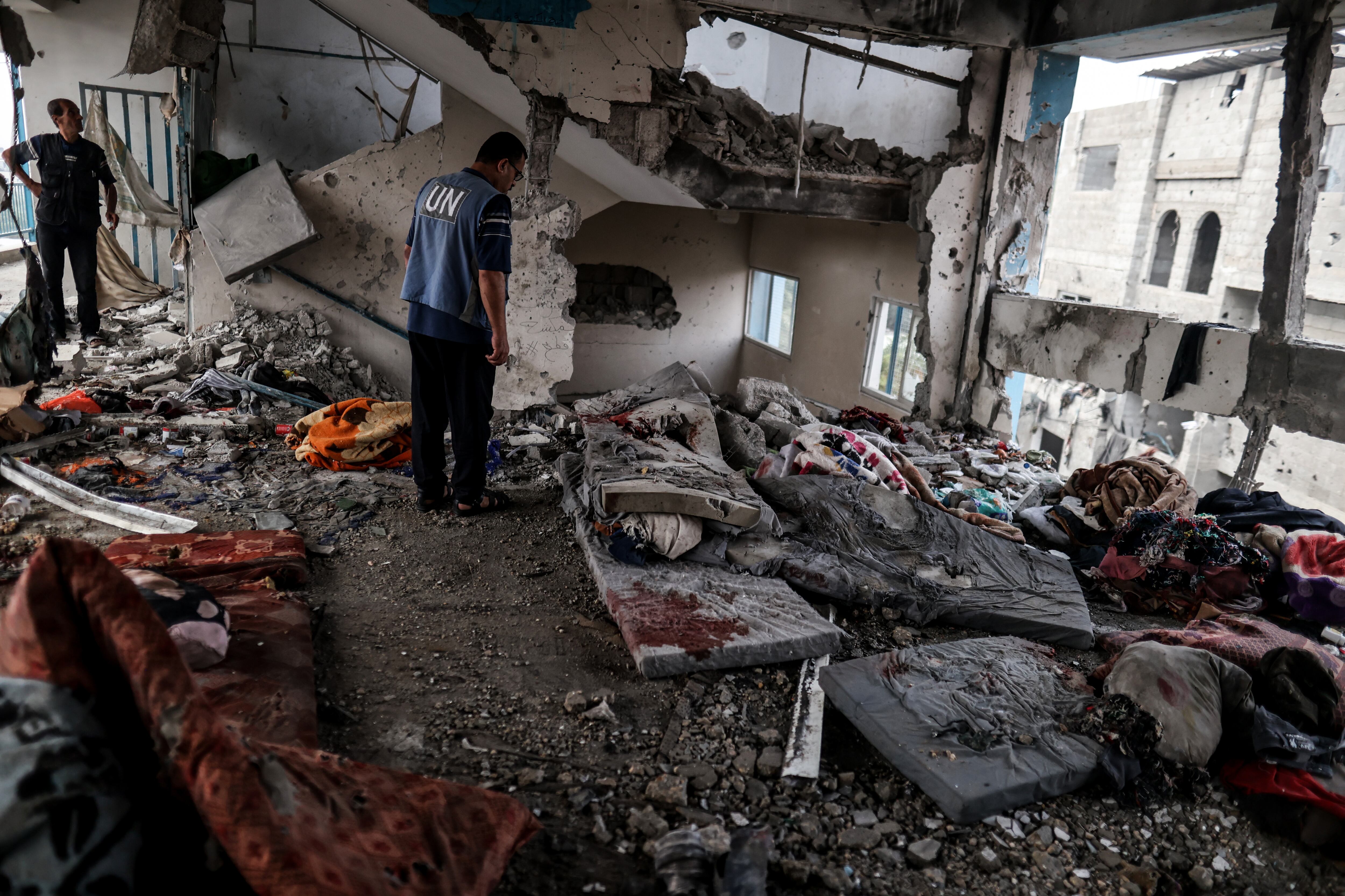 Interior de la escuela de la UNRWA atacada por el ejército israelí en Nuseirat. El Ejecutivo de Hamás ha calificado de “mentira” e “invención” la presencia de combatientes en la escuela.