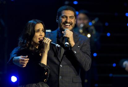 Julieta Venegas y Criolo, al interpretar una canción de Chico Buarque.