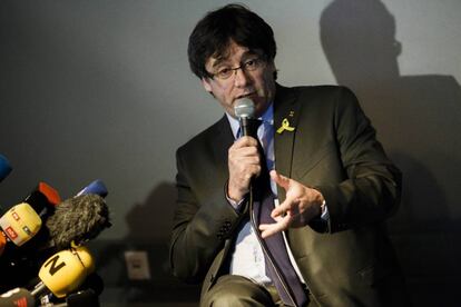 Carles Puigdemont durante una rueda de prensa en Alemania tras salir de la cárcel.