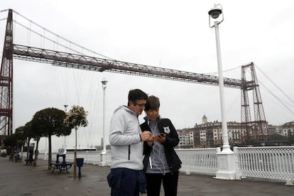 El cabeza de lista socialista al Congreso por Bizkaia, Patxi López, junto a su esposa Begoña Gil, en la localidad vizcaína de Portugalete.