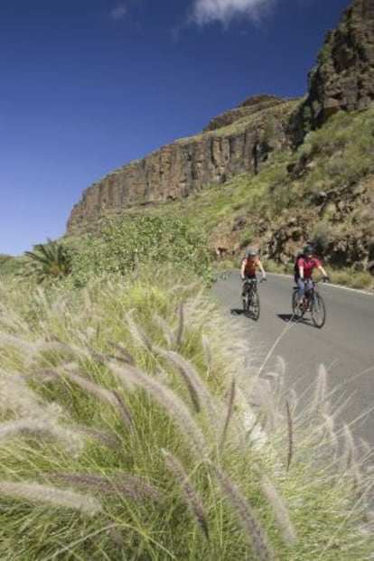 Dos ciclistas en Gran Canaria, isla que ofrece gran variedad de rutas para los aficionados.