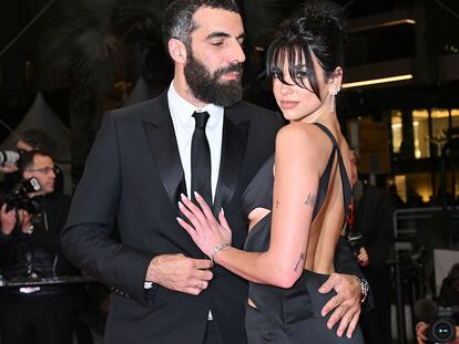 Dua Lipa y Romain Gavras en la alfombra roja de Cannes.