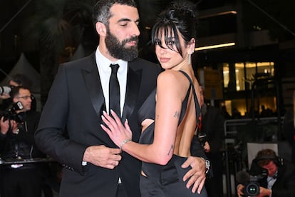 Dua Lipa y Romain Gavras en la alfombra roja de Cannes.