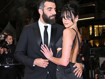 Dua Lipa y Romain Gavras en la alfombra roja de Cannes.