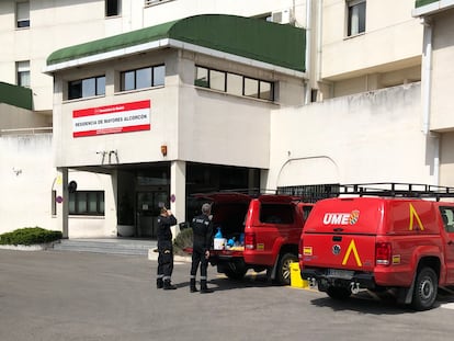 Militares de la UME limpian la residencia de mayores de la Comunidad de Madrid en Alcorcón a finales de abril.