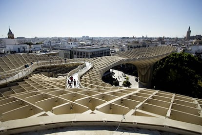 En el mirador de Metropol Parasol, del arquitecto Jürgen Mayer, se puede disfrutar de una de las mejores vistas de Sevilla, ciudad elegida como mejor destino urbano para 2018 por Lonely Planet. Está situada en la plaza de la Encarnación y conocida popularmente por el nombre Las Setas. Se trata de la estructura construida de madera más grande del mundo.