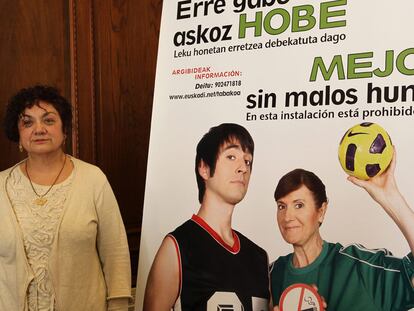 Celina Pereda, ayer en San Sebastián junto a un cartel de la campaña sobre la ley Antitabaco.
