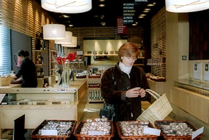 El interiorista Toni Arola es autor del proyecto para las tiendas Cacao Sampaka (en la fotografía, la recién abierta en Madrid).