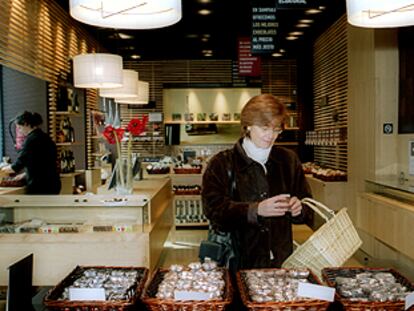El interiorista Toni Arola es autor del proyecto para las tiendas Cacao Sampaka (en la fotografía, la recién abierta en Madrid).