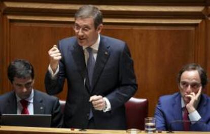 El primer ministro portugués, Pedro Passos Coelho (c), durante el debate sobre el estado de la nación, en el Parlamento portugués en Lisboa, hoy.