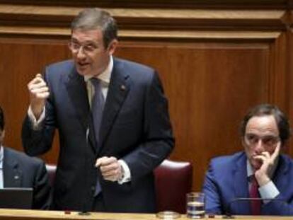 El primer ministro portugués, Pedro Passos Coelho (c), durante el debate sobre el estado de la nación, en el Parlamento portugués en Lisboa, hoy.