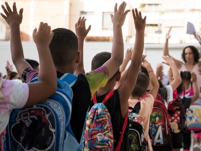 Alumnos de primaria de la escuela Maria Miret en L'Hospitalet de Llobregat, en Barcelona, el primer día de clase.