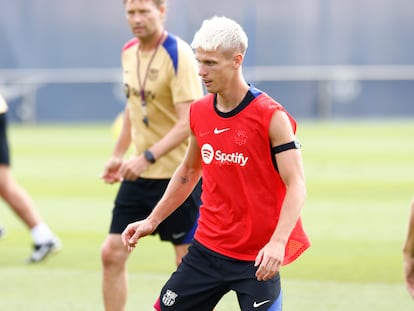 Dani Olmo durante un entrenamiento con el FC Barcelona.