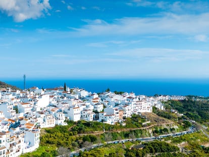 Este pueblo blanco de la comarca de Axarquía tiene uno de los cascos históricos de origen árabe mejor conservados de España. Las paredes encaladas, sus calles estrechas y las escaleras que recorren todo el llamado Barribarto son parte del legado morisco. Más información: <a href="https://www.turismofrigiliana.es/es/"_blank">turismofrigiliana.es</a>