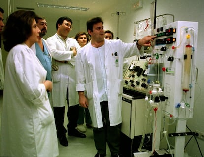 El médico adjunto del Servicio de Aparato Digestivo de la Unidad de Hepatología del Hospital Universitario Reina Sofía de Córdoba, José Luis Montero, muestra, en 1999, al resto del equipo de esta unidad el manejo de un hígado bioartificial, con el que ensayarán nuevos tratamientos de la hepatitis fulminante.