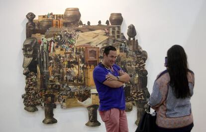 Un visitante posa delante de &#039;Agglomeration&#039;, de Pascale Marthine, en la feria mexicana Zona Maco. 