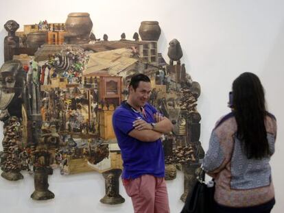 Un visitante posa delante de 'Agglomeration', de Pascale Marthine, en la feria mexicana Zona Maco.