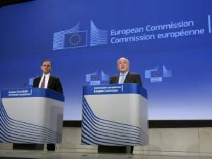 El vicepresidente de la Comisión Europea (CE) y comisario de Competencia, Joaquín Almunia, junto al portavoz de Competencia de la CE, Antoine Colombani (i), durante una conferencia de prensa en Bruselas. EFE/Archivo