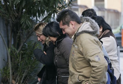 Familiares del hombre apuñalado en una discoteca de la calle Leganitos en 2009.