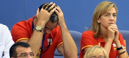 Iñaki Urdangarin, con la cabeza entre las manos, junto a la infanta Cristina en los Juegos Olímpicos de Beijing en 2008.