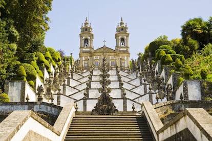 La iglesia de Bom Jesus de Braga (Portugal) es un santuario hasta el que peregrinan miles de personas cada año. Para llegar hasta ella hay que ascender las monumentales escaleras que se entrecruzan salvando un desnivel de más de 100 metros. Esta escalinata, que data del siglo XVIII, se divide en tramos, cada uno dedicado a un sentido a través de la simbología de diferentes fuentes de agua. La buena noticia es que no hace falta subirlas si no se desea, pues existe un funicular que facilita el ascenso hasta la iglesia. Además de la catedralicia edificación, en la cima esperan unos bonitos jardines.