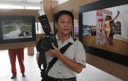 Mr. Xu Chongde, uno de los fotógrafos de Qingdao cuyas fotografías se exhiben en la muestra.