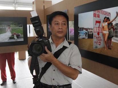 Mr. Xu Chongde, uno de los fotógrafos de Qingdao cuyas fotografías se exhiben en la muestra.