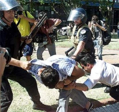 Polic&iacute;as detienen a un manifestante en Buenos Aires en diciembre de 2001.