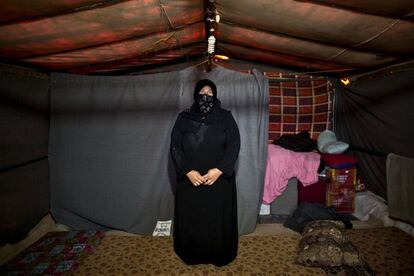 Huda Al Humaidi, de 30 años, es madre de seis hijos y está embarazada de cuatro meses. Posa para un retrato en el interior de su tienda de campaña en un asentamiento informal, cerca de la frontera con Siria, en las afueras de Mafraq, Jordania. (16 de marzo 2015).