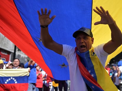 Maduro se dispone a ser investido hoy en Venezuela sin haber mostrado las actas 2 A supporter of Venezuela's opposition gestures under a Venezuelan flag, as he attends a gathering ahead of the Friday inauguration of President Nicolas Maduro for his third term, in Caracas, Venezuela January 9, 2025. REUTERS/Gaby Oraa