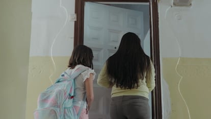 Mariángeles y su hija entrando a su casa.