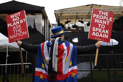 Activistas en contra del brexit se concentran este jueves ante el Parlamento británico en Londres, Reino Unido. Miembros del Parlamento votarán el plan B del "brexit" presentado por la primera ministra británica, Theresa May. 