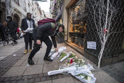 Un hombre deposita un ramo de flores cerca del lugar del atentado, el 12 de diciembre de 2018. 