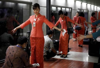 Azafatas de un vuelo proveniente de Japón se someten a un control por si hubiesen absorbido radiación, en el aeropuerto internacional Sukarno Hatta de Yakarta