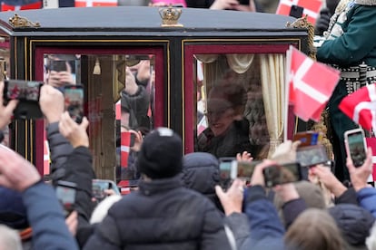 La reina Margarita de Dinamarca saludaba a los ciudadanos congregados en el centro de la capital danesa, este domingo. 