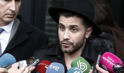 Abel Azcona a su salida del Palacio de Justicia de Pamplona, este jueves.