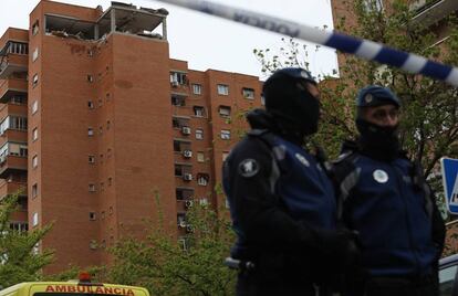 Dos agentes en la zona de la explosión.