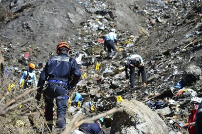Investigadores y Gendarmes franceses inspeccionan los restos del Airbus A320 siniestrado, cerca Seyne-les-Alpes.