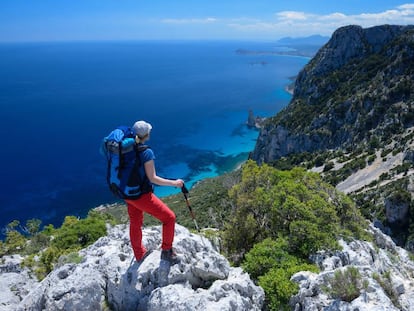 Una senderista durante un tramo de la ruta Selvaggio Blu, cerca de Pedra Longa. Al fondo, Santa Maria Navarrese. 