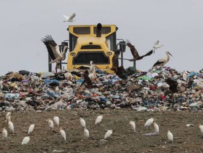 Una máquina esparce los residuos en el vertedero de basuras de Pinto (Madrid), en una imagen de archivo.