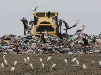 Una máquina esparce los residuos en el vertedero de basuras de Pinto (Madrid), en una imagen de archivo.
