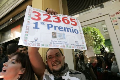 Ganadores del Gordo de 2008 celebran el premio en Torrevieja.