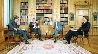Schröder (segundo por la izquierda) charla con Stoiber (segundo por la derecha) entre los directores de <b></b><i>Bild</i> y <b></b><i>Bild am Sonntag.</i>