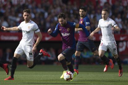 Sergi Gómez (a la izquierda), defensa del Sevilla, presiona a Lionel Messi.