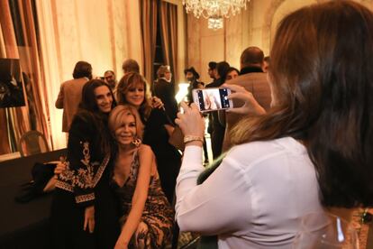 En la imagen, Ángela Molina, Bibiana Fernández y Emma Suárez se fotografían con el móvil de Bibiana en un momento de la fiesta.