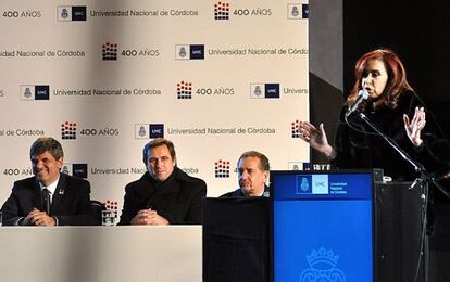 President Cristina Fernández (r) during the act at Córdoba University (Argentina).