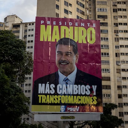 AME4327. CARACAS (VENEZUELA), 24/07/2024.- Fotografía de un cartel con propaganda por el presidente de Venezuela y candidato a la reelección, Nicolás Maduro, el 16 de julio del 2024, en Caracas (Venezuela). El chavismo, que gobierna Venezuela desde 1999, opera bajo la consigna de eternizarse en el poder con Nicolás Maduro al mando, especialmente cuando se acercan elecciones presidenciales como las del próximo domingo, y endurece su discurso con descalificaciones hacia los opositores y promesas repetidas de proyectos que fueron incumplidas en el pasado. EFE/ Miguel Gutiérrez
